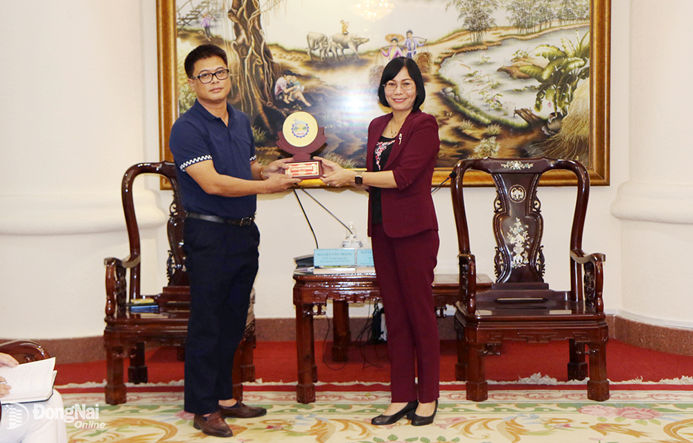 Phó chủ tịch UBND tỉnh Nguyễn Thị Hoàng tặng quà lưu niệm đến ông Nguyễn Văn Thắng, Ủy viên Thường vụ Trung ương Hội liên lạc với người Việt Nam ở nước ngoài nhân dịp đến làm việc tại Đồng Nai