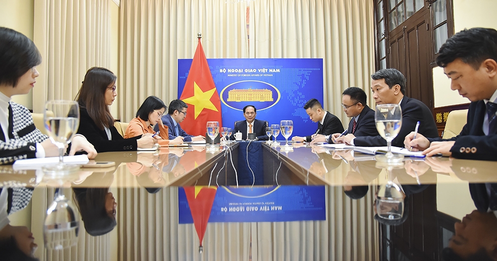 Bộ trưởng Bộ Ngoại giao Bùi Thanh Sơn điện đàm với đồng chí Tần Cương, Ủy viên Quốc vụ, Bộ trưởng Bộ Ngoại giao Trung Quốc. Ảnh: TTXVN