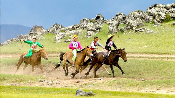 Môn thể thao phổ biến nhất ở Mông Cổ là đua ngựa. Nguồn: mongolia-trips.com