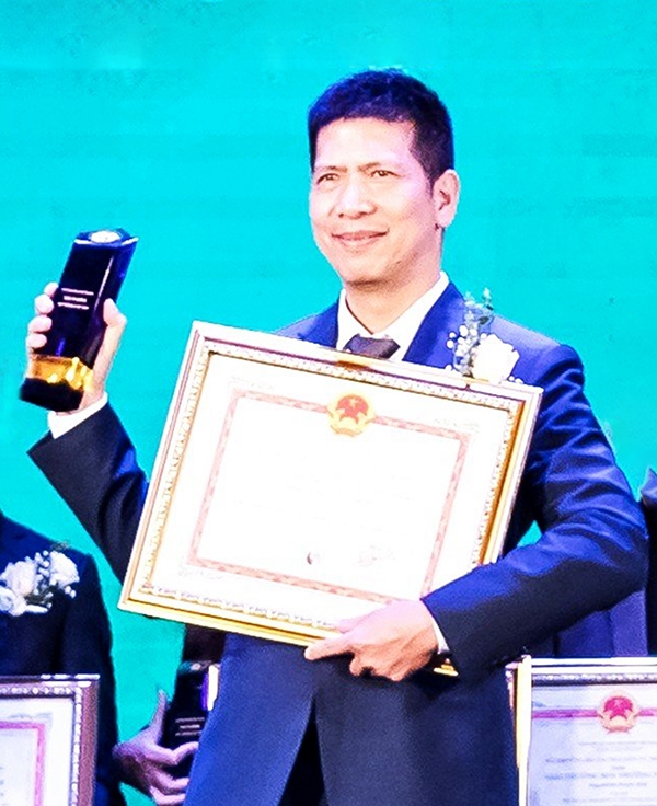 Ông Phạm Văn Sơn, Giám đốc Trung tâm Ứng phó sự cố môi trường Việt Nam nhận Giải thưởng Môi trường Việt Nam tháng 12-2020
