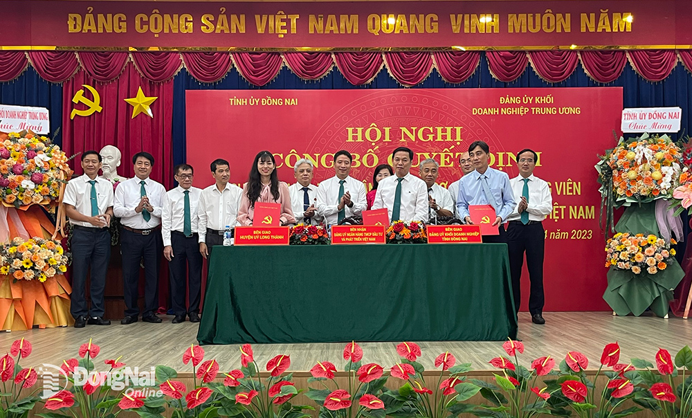 Ký kết bàn giao danh sách đảng viên giữa Đảng ủy Ngân hàng TMCP Đầu tư và phát triển Việt Nam với Đảng ủy Khối doanh nghiệp tỉnh và Huyện ủy Long Thành
