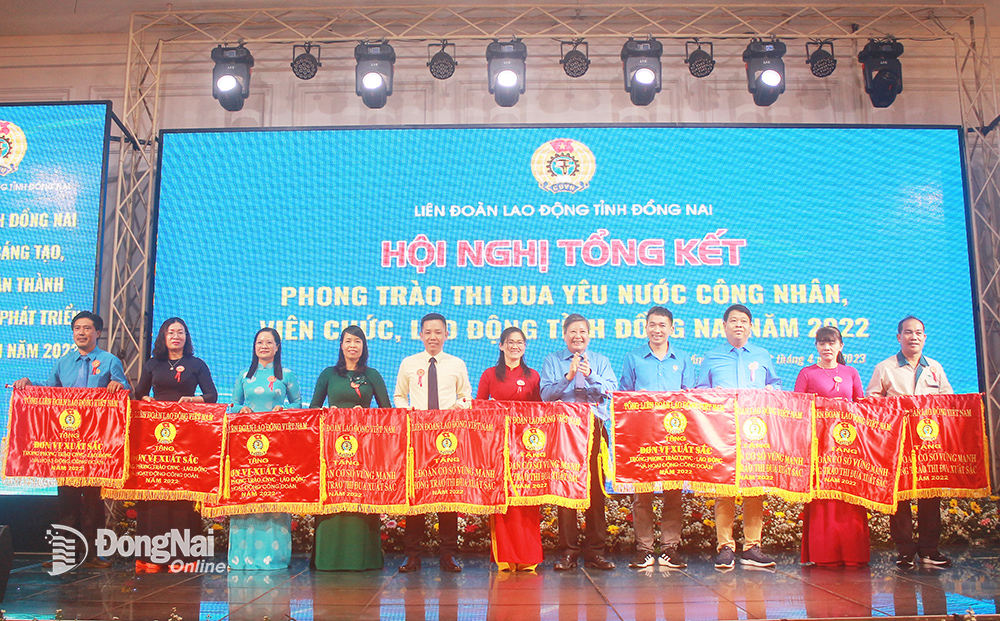 Phó Chủ tịch Thường trực Tổng LĐLĐ Việt Nam Trần Thanh Hải trao cờ cho các cá nhân và tập thể tại hội nghị. Ảnh: Lan Mai