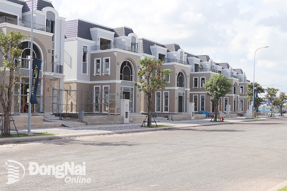 Thị trường bất động sản vẫn đang khó khăn. Trong ảnh: Dự án Aqua City (TP.Biên Hòa). Ảnh: N.Liên