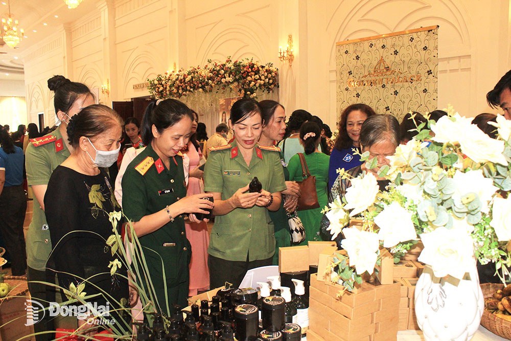 Cán bộ, hội viên phụ nữ tìm hiểu về sản phẩm của Mây Thị tại Ngày hội Phụ nữ sáng tạo khởi nghiệp năm 2022