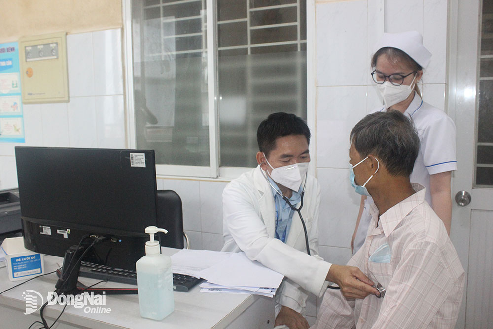 Khám bệnh cho bệnh nhân có tiền sử hút thuốc lá tại Bệnh viện Đa khoa khu vực Long Khánh