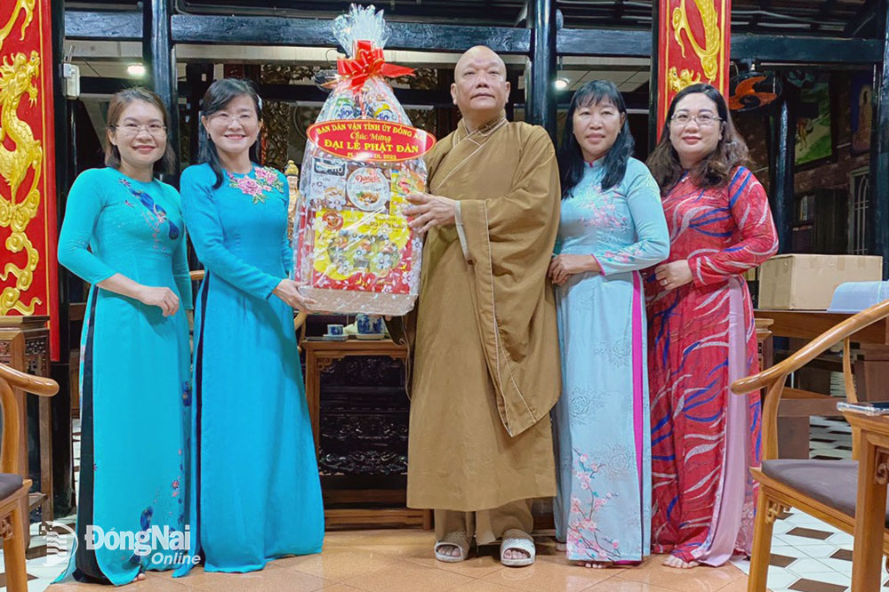 Đoàn công tác đến thăm, chúc mừng Phật đản Thượng tọa Thích Huệ Sanh, Ủy viên Hội đồng Trị sự GHPGVN, Phó trưởng ban Trị sự GHPGVN tỉnh, trụ trì chùa Thanh Long. Ảnh: Ban Dân vận Tỉnh ủy cung cấp
