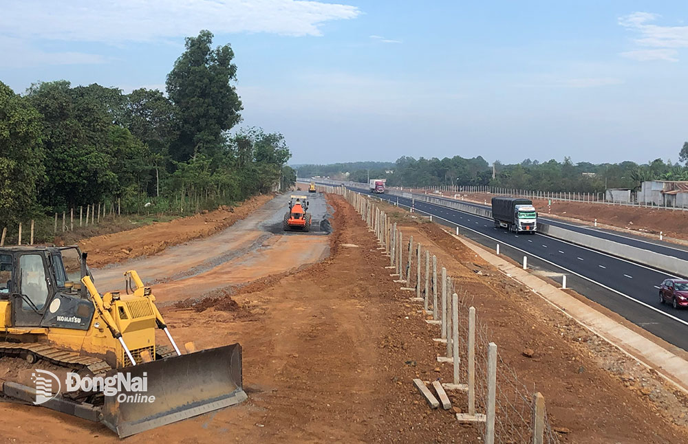 Đơn vị nhà thầu đang hối hả đẩy nhanh tiến độ thi công đối với đường gom dân sinh