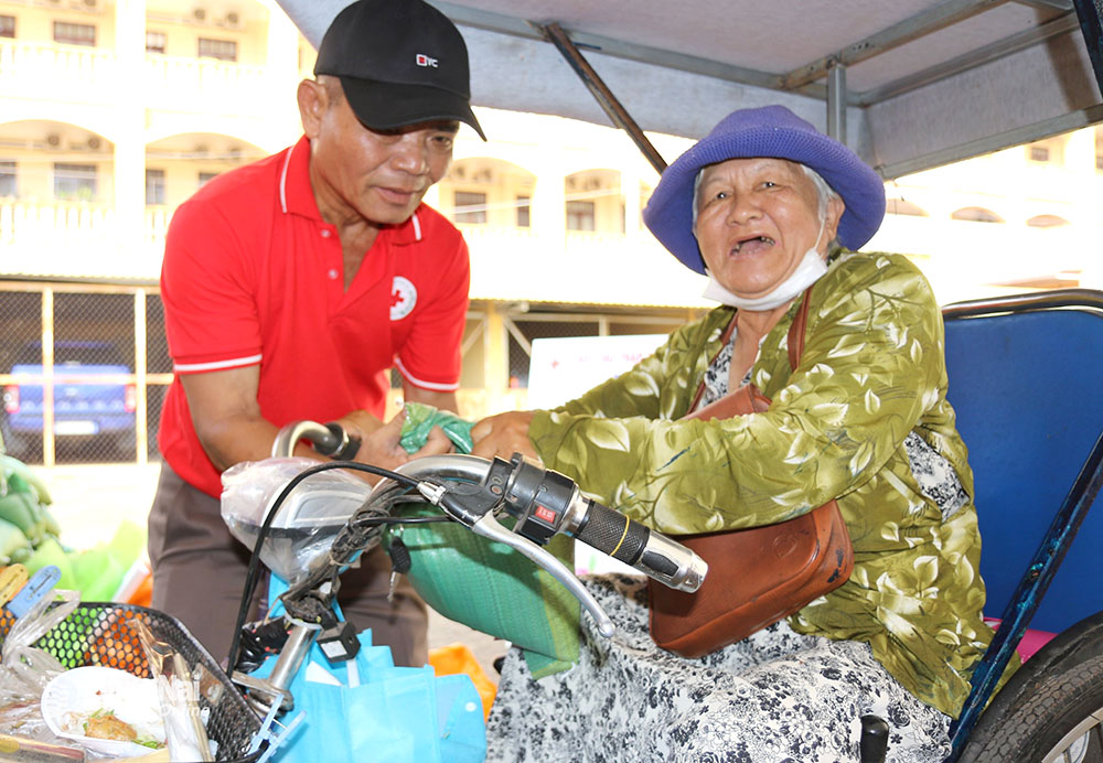 Người khuyết tật tại TP.Long Khánh được hỗ trợ nhận quà thông qua Phiên chợ nhân đạo 0 đồng diễn ra ngày 6-5. Ảnh: S.Thao