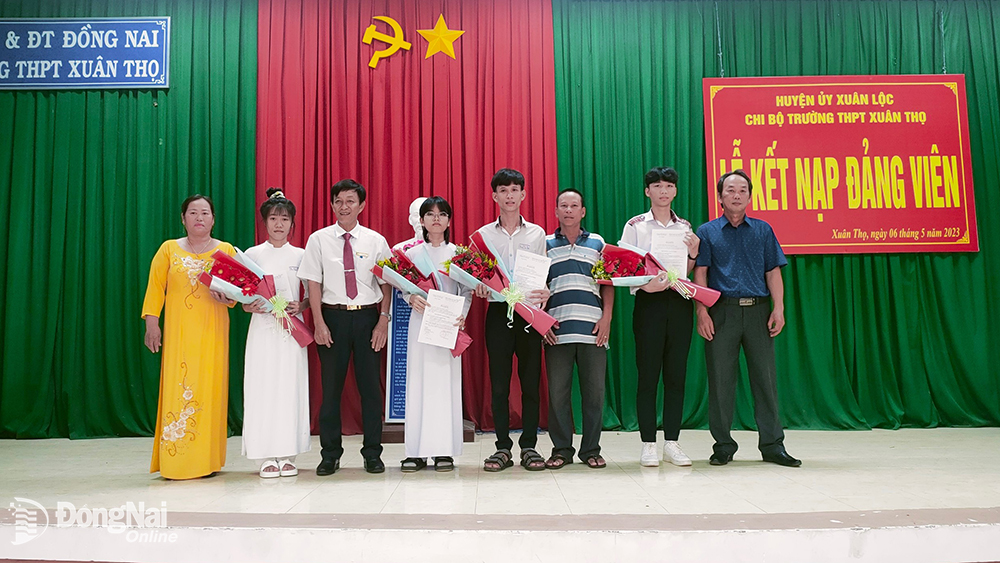 Cán bộ, giáo viên và phụ huynh chúc mừng 4 học sinh được kết nạp Đảng vào ngày 25-5