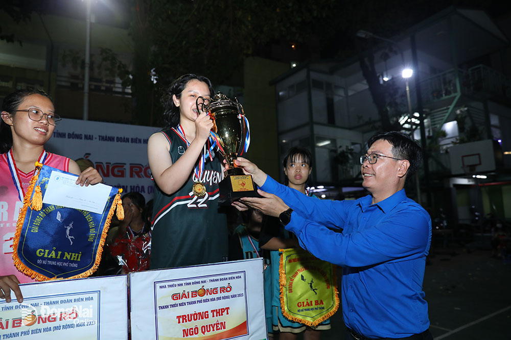 Phó bí thư thường trực Tỉnh đoàn Võ Văn Trung trao cúp cho đội vô địch bảng nữ THPT
