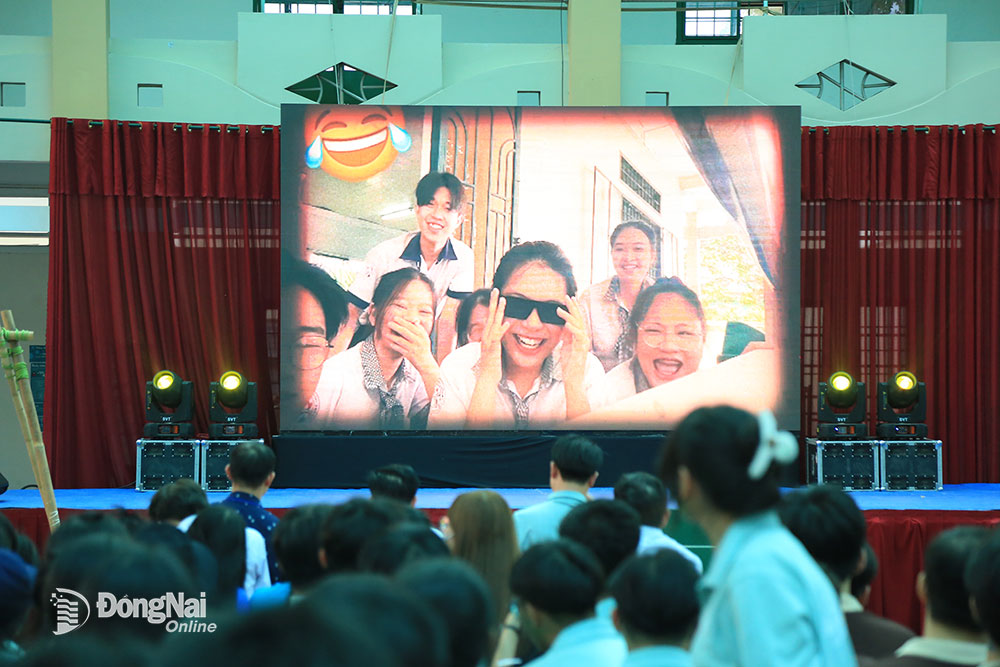 Học sinh lớp 12 Trường THPT Nguyễn Trãi (TP.Biên Hòa) xem lại hình ảnh những năm tháng học tập tại trường trong buổi lễ tri ân và trưởng thành do chính các em tổ chức