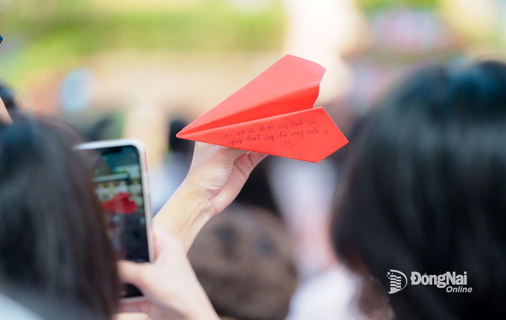 Học sinh Trường THPT Long Khánh phóng những chiếc máy bay giấy kèm theo những lời mong ước cho tương lai