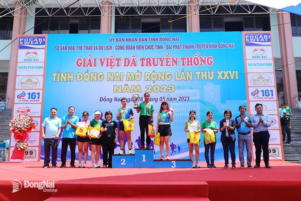 Ban tổ chức trao giải cho các VĐV giành thứ hạng cao cự ly 5km nữ thanh niên trong tỉnh