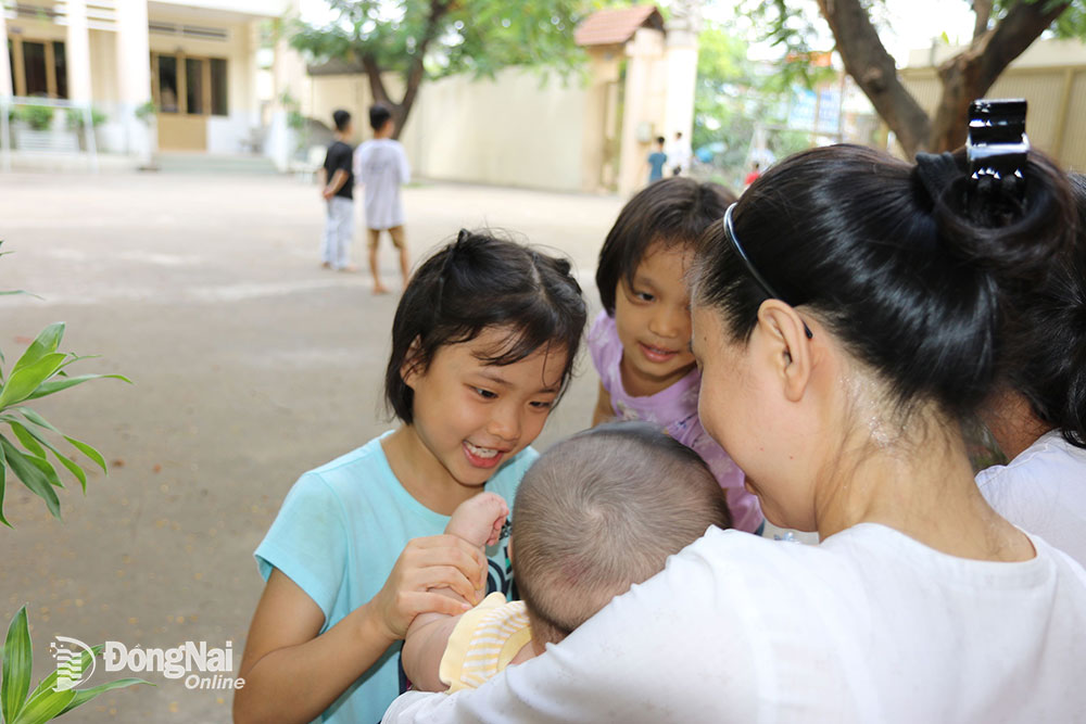 Trẻ em cùng các sơ tại Trung tâm Nuôi dưỡng trẻ mồ côi giáo xứ Hà Nội (TP.Biên Hòa) vui chơi