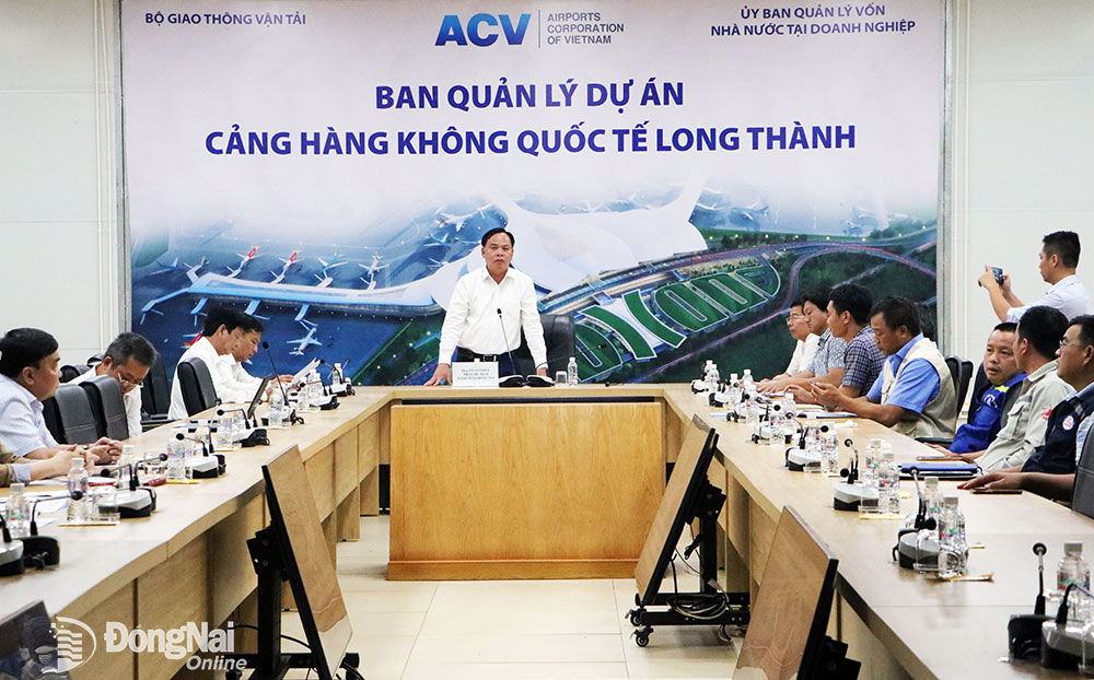 Phó chủ tịch UBND tỉnh Võ Tấn Đức phát biểu tại buổi làm việc. Ảnh: Phạm Tùng