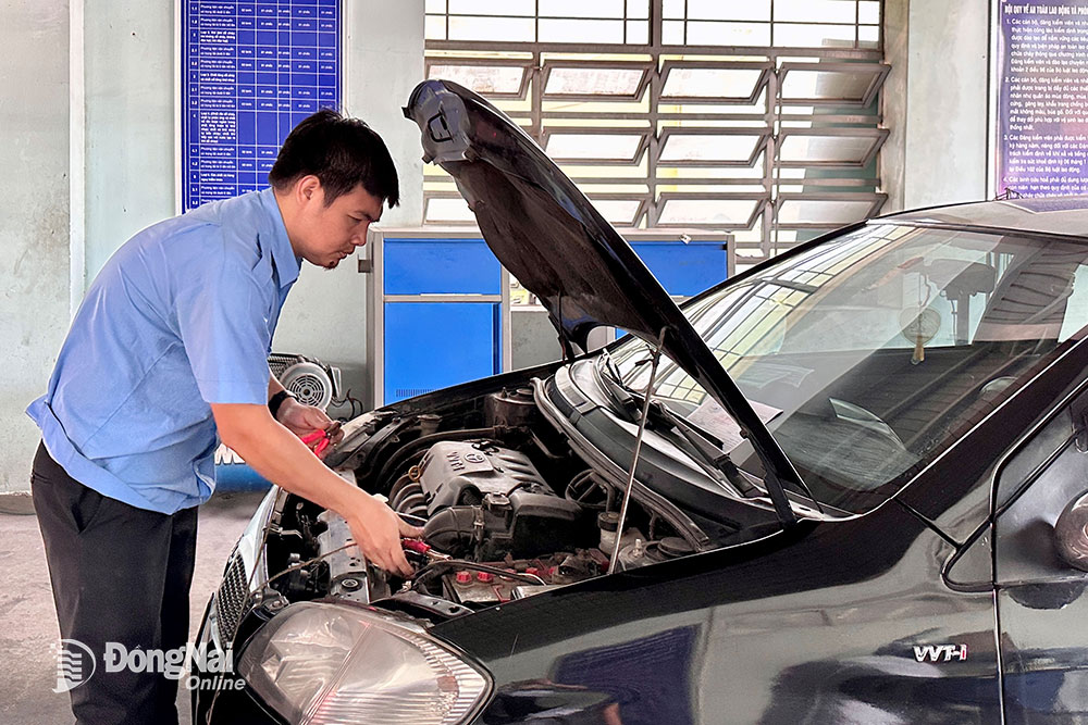 Trung tâm Đăng kiểm xe cơ giới 60-01S (TP.Biên Hòa) thực hiện đăng kiểm cho các xe ô tô tới hạn. Ảnh: Đăng Tùng