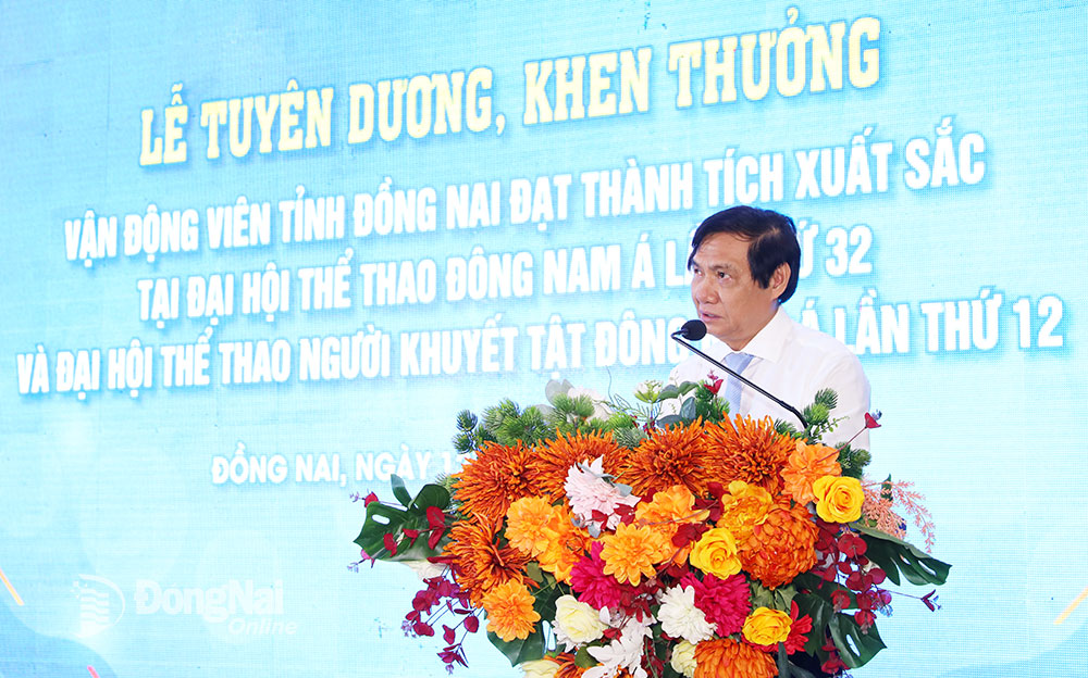 Phó chủ tịch UBND tỉnh Nguyễn Sơn Hùng phát biểu tại lễ tuyên dương. Ảnh: Huy Anh