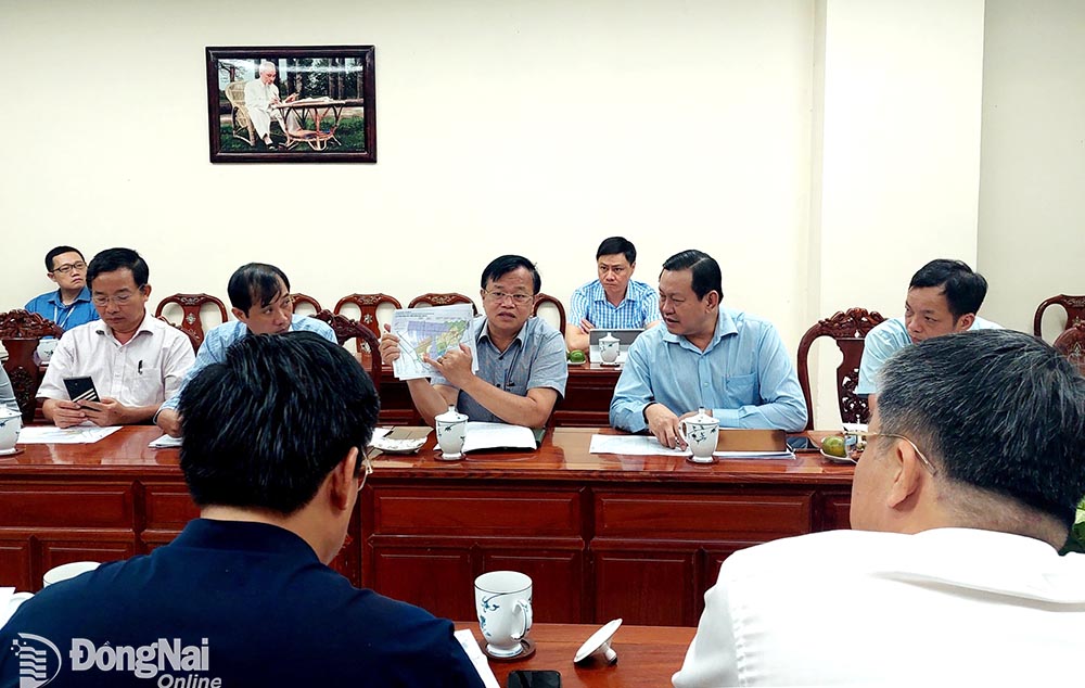 Chủ tịch UBND tỉnh Cao Tiến Dũng trao đổi với đoàn của Bộ Y tế tại buổi làm việc