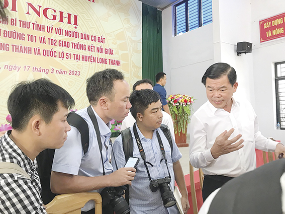 Các phóng viên phỏng vấn Ủy viên Trung ương Đảng, Bí thư Tỉnh ủy Nguyễn Hồng Lĩnh tại một buổi đối thoại với người dân vùng sân bay. Ảnh: PT