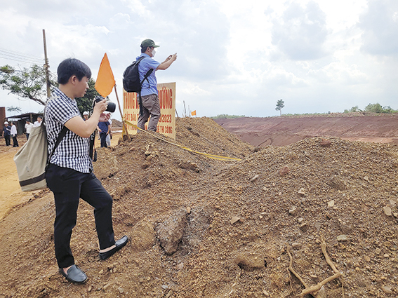 Phóng viên Phạm Tùng (Báo Đồng Nai) tác nghiệp tại dự án Cảng hàng không quốc tế Long Thành