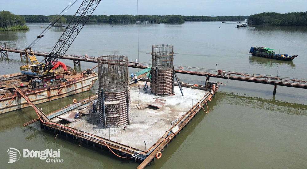 Sà lan cỡ lớn cùng nhiều máy móc chuyên dụng được tăng cường để thi công cầu Thị Vải