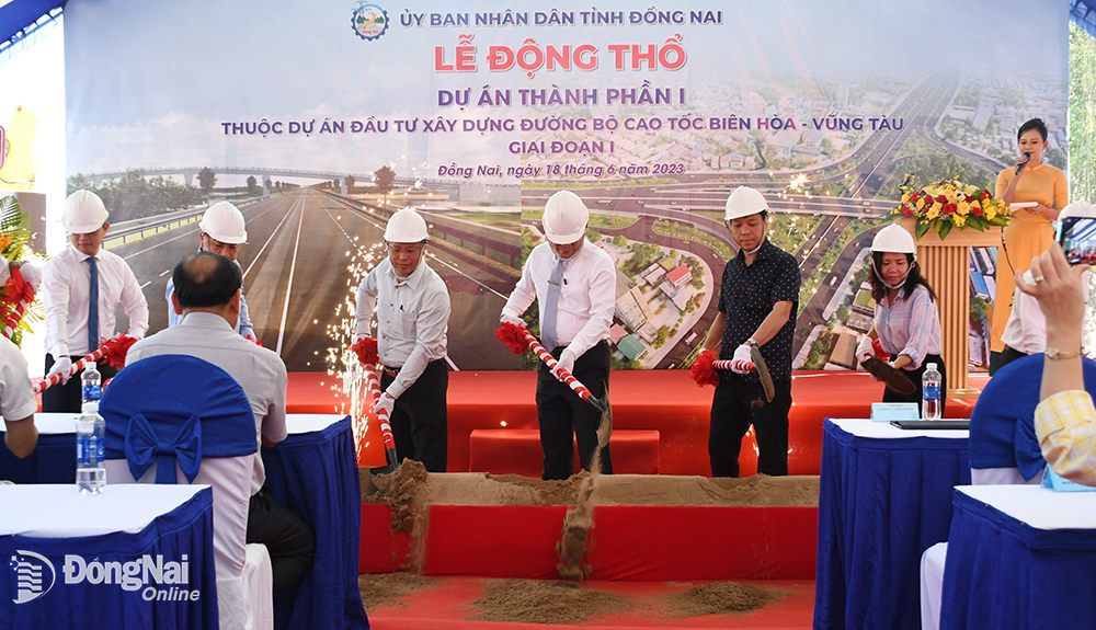 Các đại biểu thực hiện nghi thức khởi công