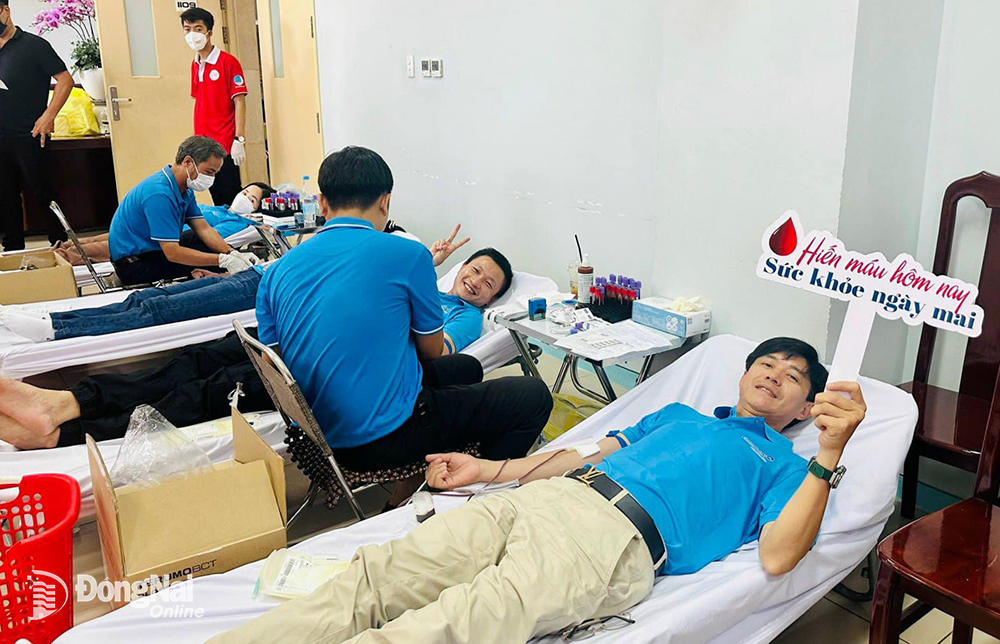 Nhiều y, bác sĩ, đoàn viên, tình nguyện viên tham gia hiến máu tại chương trình. Ảnh: BVCC