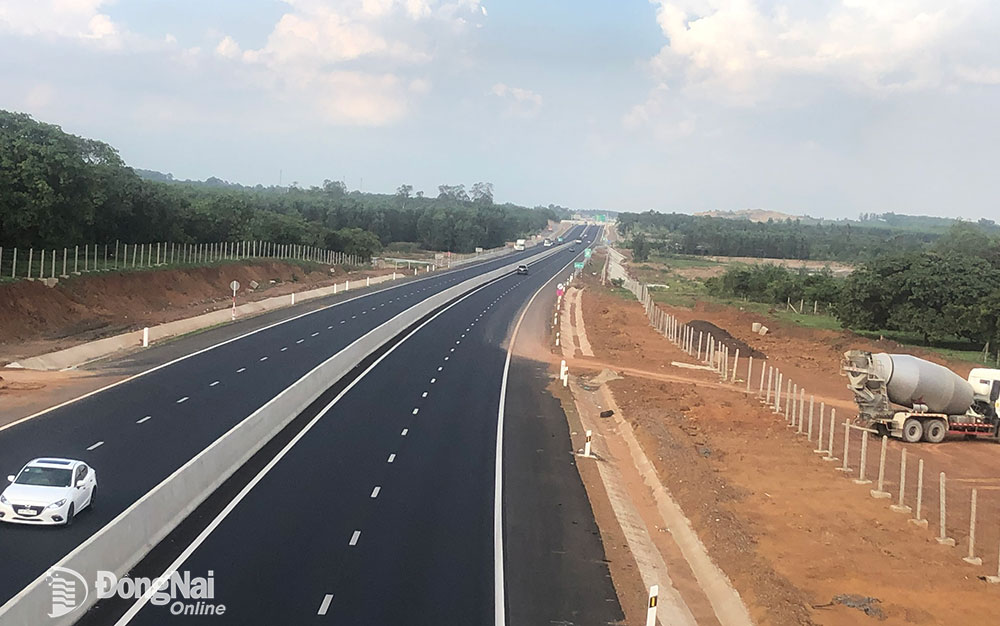 Những vệt bùn đất từ các phương tiện lưu thông ra vào cao tốc qua lối mở  