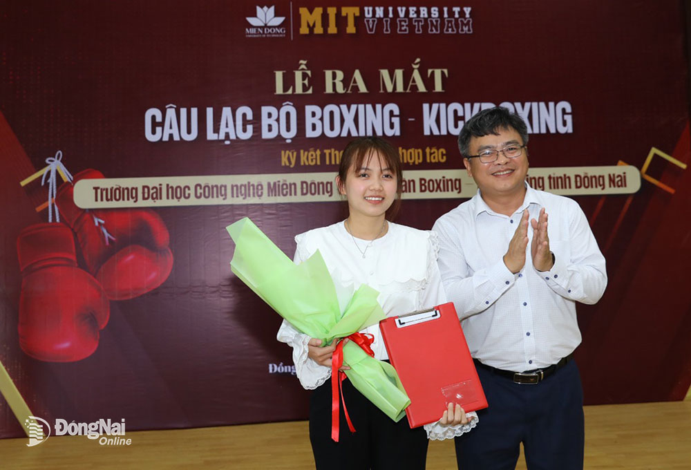 PGS.TS Phạm Văn Song, Hiệu trưởng MIT University Vietnam ttrao quyết định thành lập CLB boxing - kickboxing MIT University Vietnam
