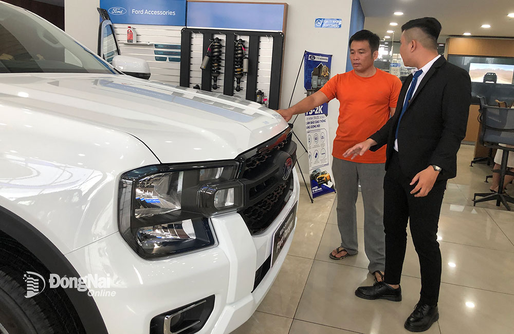 Khách hàng tham khảo các mẫu ô tô tại một đại lý ở TP.Biên Hòa. Ảnh: Hải Quân