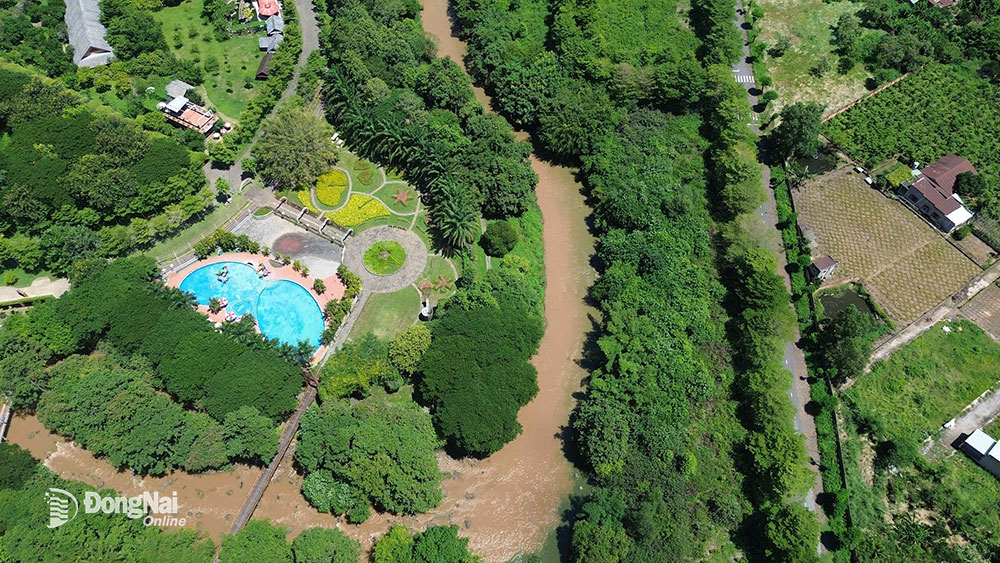 Toàn bộ dự án được quy hoạch và xây dựng cạnh sông Buông, thác Giang Điền.