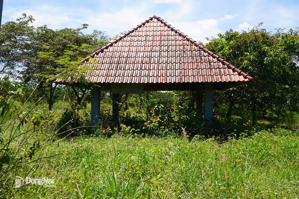 Một chòi trước đây được dựng lên để nhân viên môi giới làm việc, hiện cũng để không, cỏ mọc um tùm.