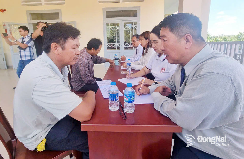 Các luật sư thuộc Đoàn Luật sư tỉnh (bên phải) tư vấn cho người dân xã Phú Thịnh (H.Tân Phú) về pháp luật, trong đó có Bộ luật Tố tụng dân sự