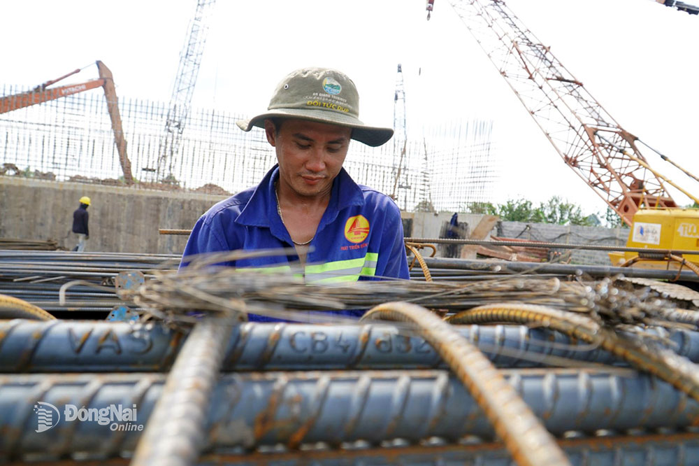 Trên công trường, nhà thầu đã huy động hàng chục công nhân cùng với các trang thiết bị, máy móc để thi công hạng mục cầu Bạch Đằng 2.