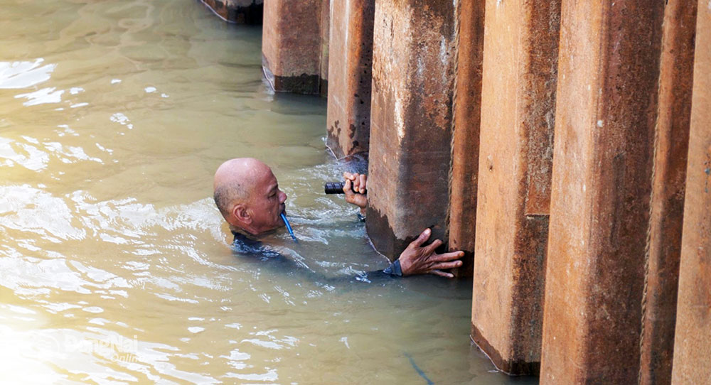 Nhiều hạng mục phải thi công dưới sông nên công nhân phải dầm mình hàng giờ liên tục trong làn nước lạnh của sông Đồng Nai để làm việc.