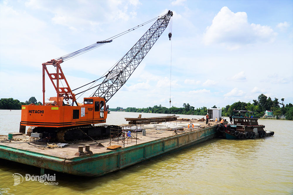 Các sà làn cỡ lớn cũng được huy động để phục vụ thi công.