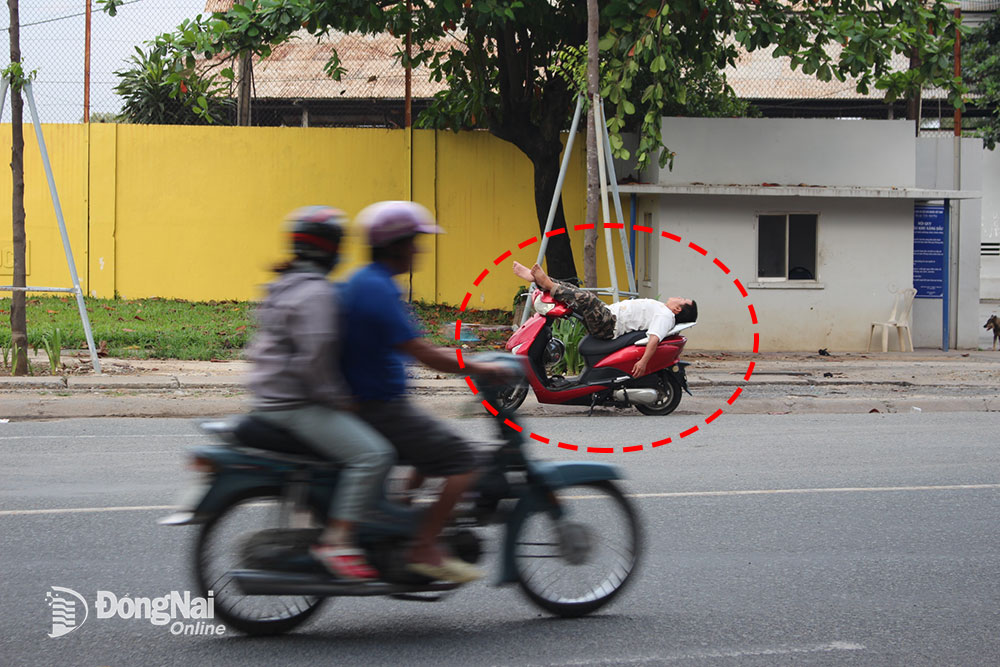 Hành vi dừng, đậu xe dưới lòng đường vừa gây cản trở giao thông vừa nguy hiểm cho bản thân. Ảnh: Đ.PHÚ