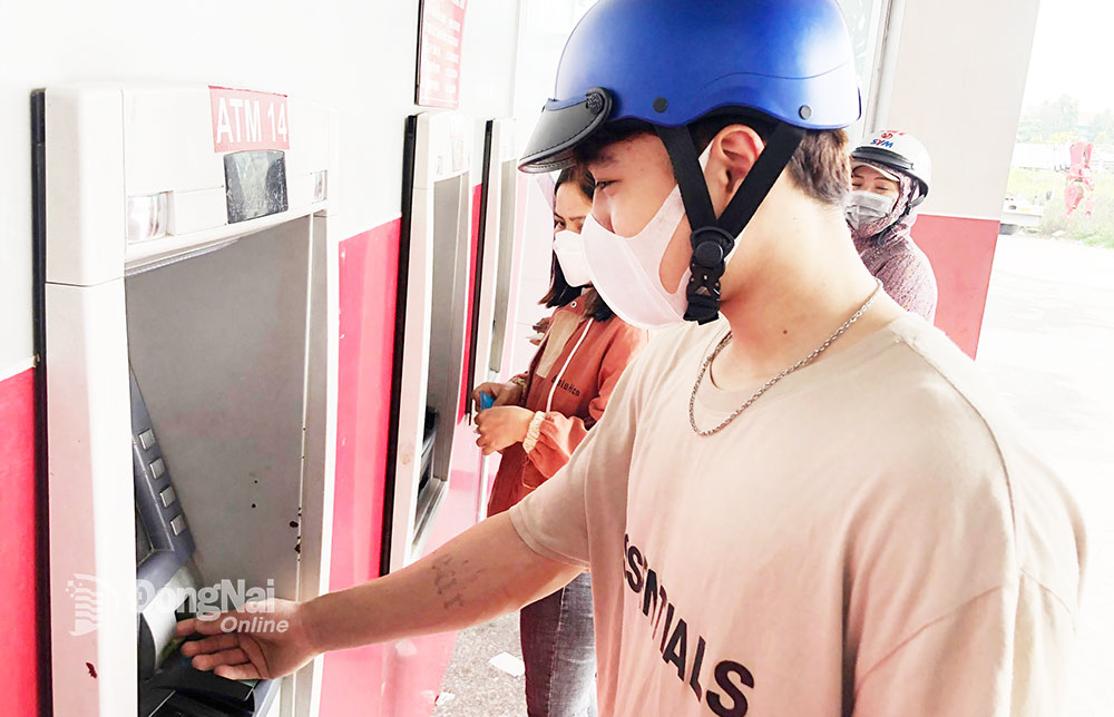 Từ ngày 1-12-2023, khi giao dịch chuyển tiền điện tử từ 500 triệu đồng trở lên sẽ phải báo cáo cơ quan thực hiện chức năng, nhiệm vụ phòng, chống rửa tiền. Ảnh minh họa: Hải Quân