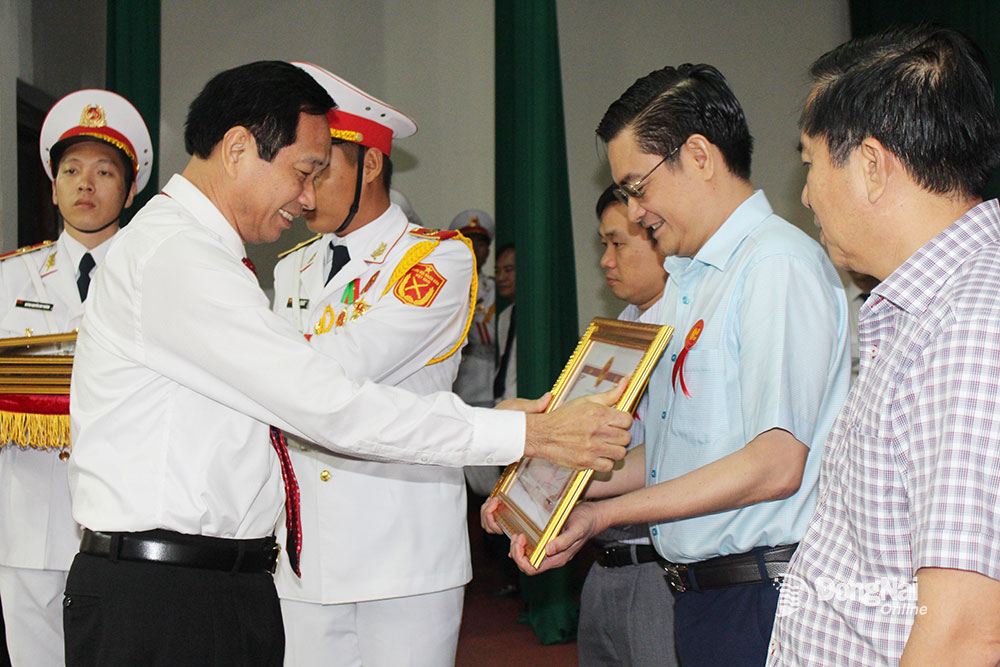 Phó chủ tịch UBND tỉnh Võ Văn Phi trao bằng khen của UBND tỉnh cho các tập thể, cá nhân đạt thành tích xuất sắc trong phong trào thi đua Toàn tỉnh chung sức xây dựng nông thôn mới giai đoạn 2021-2025. Ảnh: S.Thao