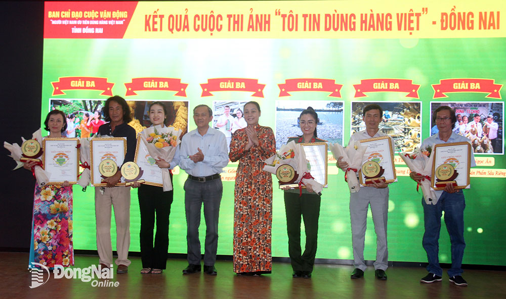 Ban Chỉ đạo 264 tỉnh trao giải cho các tác giả đoạt giải cuộc thi ảnh Tôi tin dùng hàng Việt trên địa bàn tỉnh năm 2023. Ảnh: H.Quân