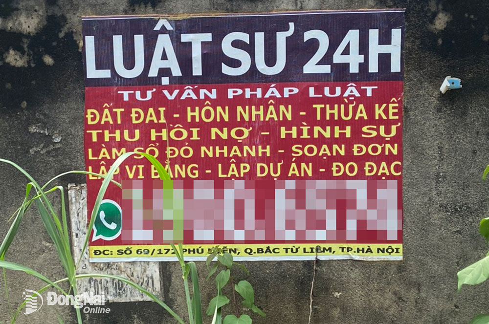 Người dân, doanh nghiệp cần cảnh giác với các tờ rơi, rao vặt về dịch vụ pháp lý được phát, dán tràn lan ngoài đường, khu dân cư. Ảnh: Đ.Phú