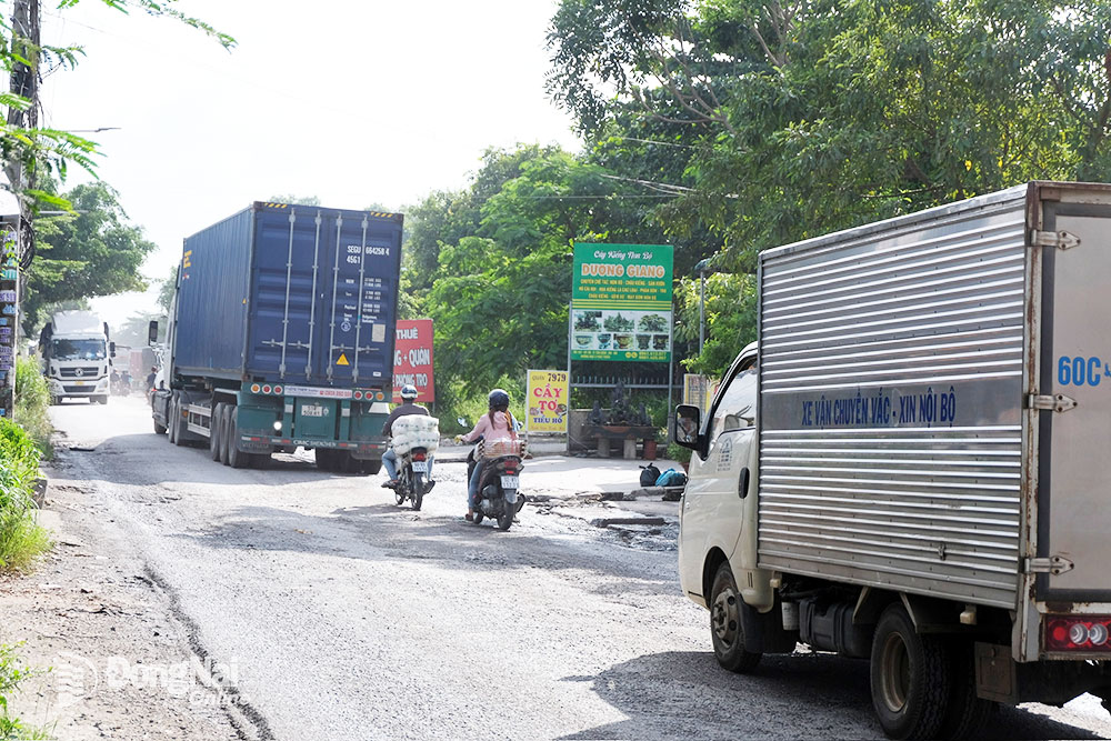 Các phương tiện chật vật di chuyển trên đường Hoàng Văn Bổn đã xuống cấp, không đảm bảo an toàn giao thông. Ảnh: Trần Nam