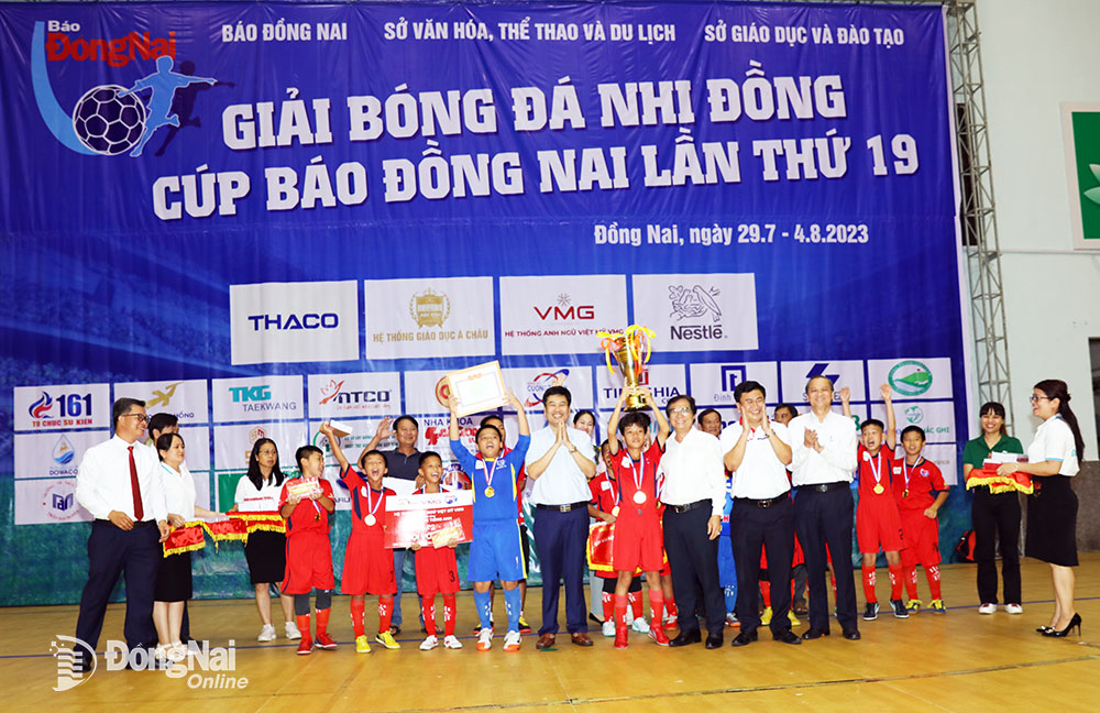 Với Giải bóng đá nhi đồng Cúp Báo Đồng Nai, Báo Đồng Nai đã đồng hành với bóng đá học đường liên tục suốt 19 năm qua. Ảnh: Huy Anh