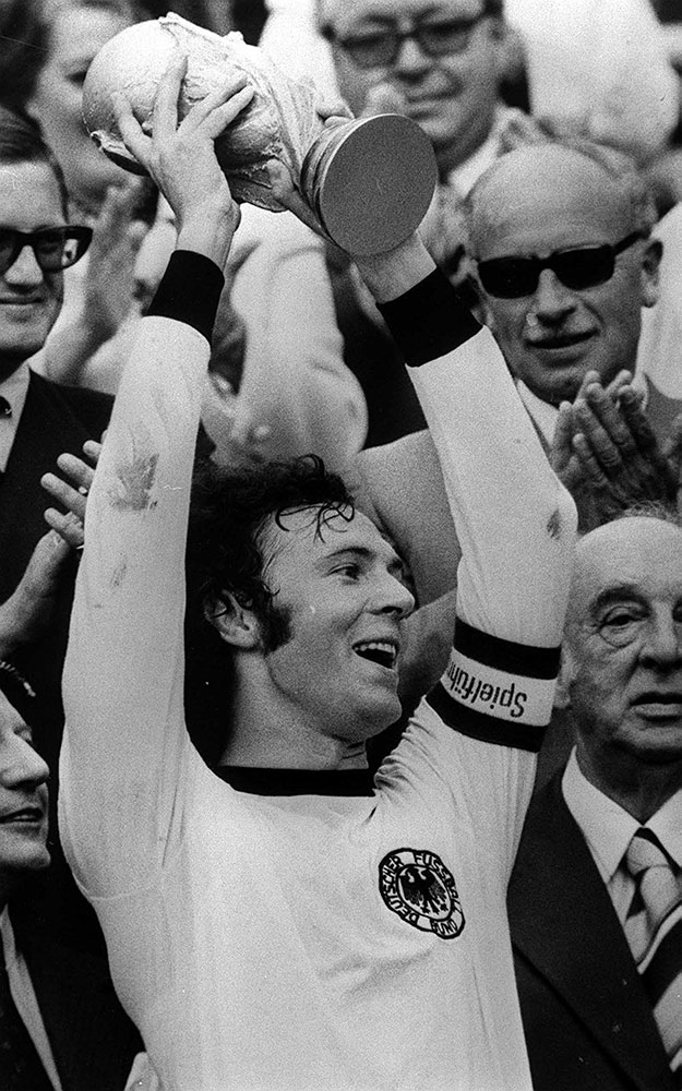 Beckenbauer vô địch World Cup 1974 với tư cách cầu thủ và World Cup 1990 với tư cách HLV
