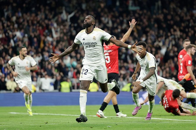 Real Madrid dẫn đầu La Liga sau khi lượt đi khép lại