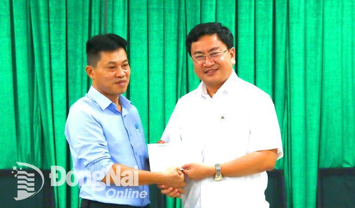 Bí thư Chi bộ Đào Văn Tuấn khen thưởng đột xuất đảng viên Đoàn Văn Phú- Ảnh Huy Anh