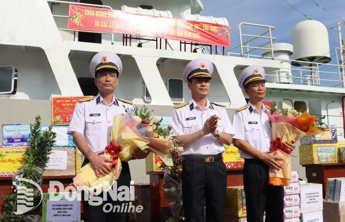 Đại tá Phạm Quyết Tiến tặng hoa chúc 2 đoàn công tác hải lộ bình an