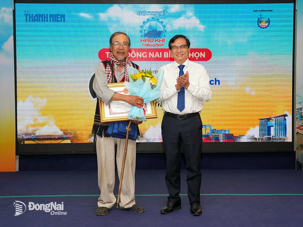 Phó chủ tịch UBND tỉnh Nguyễn Sơn Hùng tặng bằng khen của UBND tỉnh cho tác giả Trần Đại