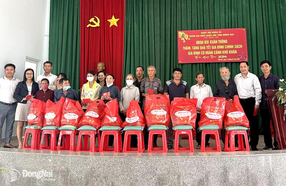 Đại biểu Quốc hội Bùi Xuân Thống trao quà cho các gia đình chính sách, gia đình khó khăn trên địa bàn huyện Định Quán