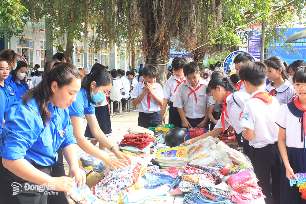 Đoàn viên thanh niên H.Tân Phú hỗ trợ tổ chức gian hàng 0 đồng tại lễ ra quân Chiến dịch thanh niên tình nguyện hè năm 2023. Ảnh: N.Sơn